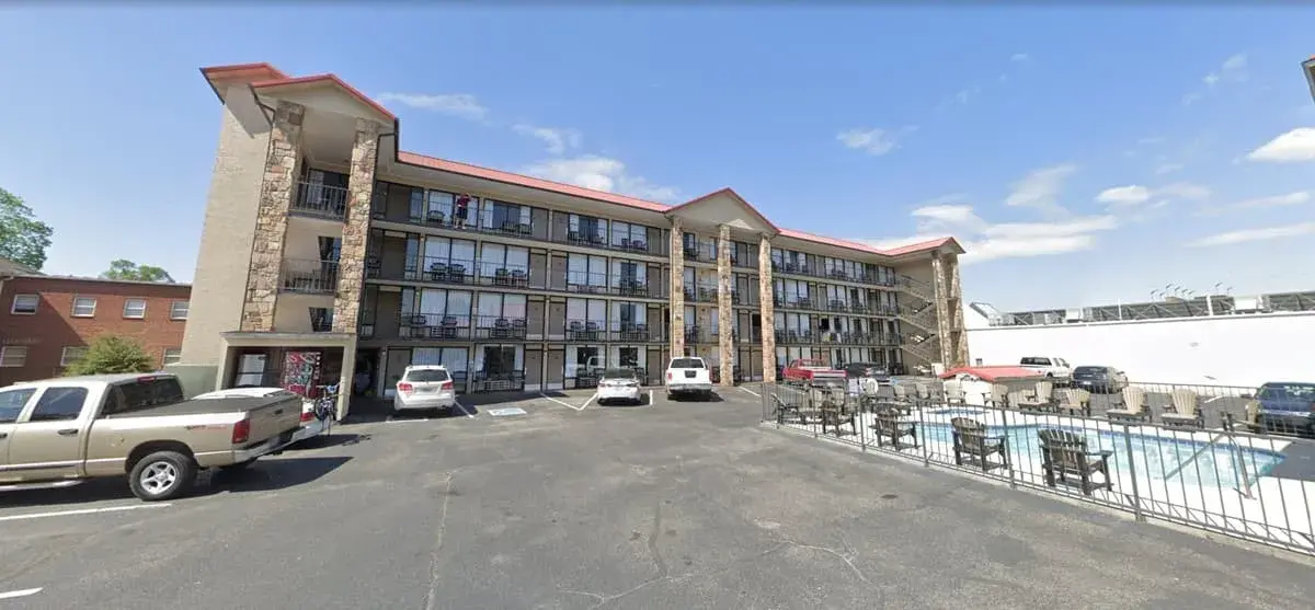 Pigeon Forge Motor Lodge - outdoor pool view
