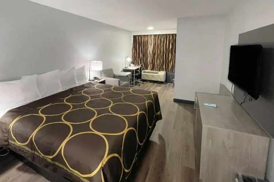Pigeon Forge Motor Lodge - king room interior