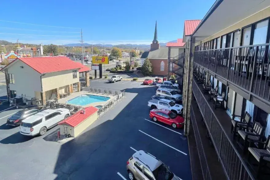 Pigeon Forge Motor Lodge - pool area daytime