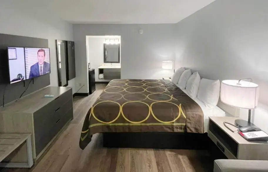 Pigeon Forge Motor Lodge - room with two queen beds